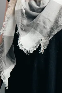 Gri Püsküllü Şal