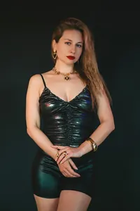 Yeşil Metalik Askılı Bluz